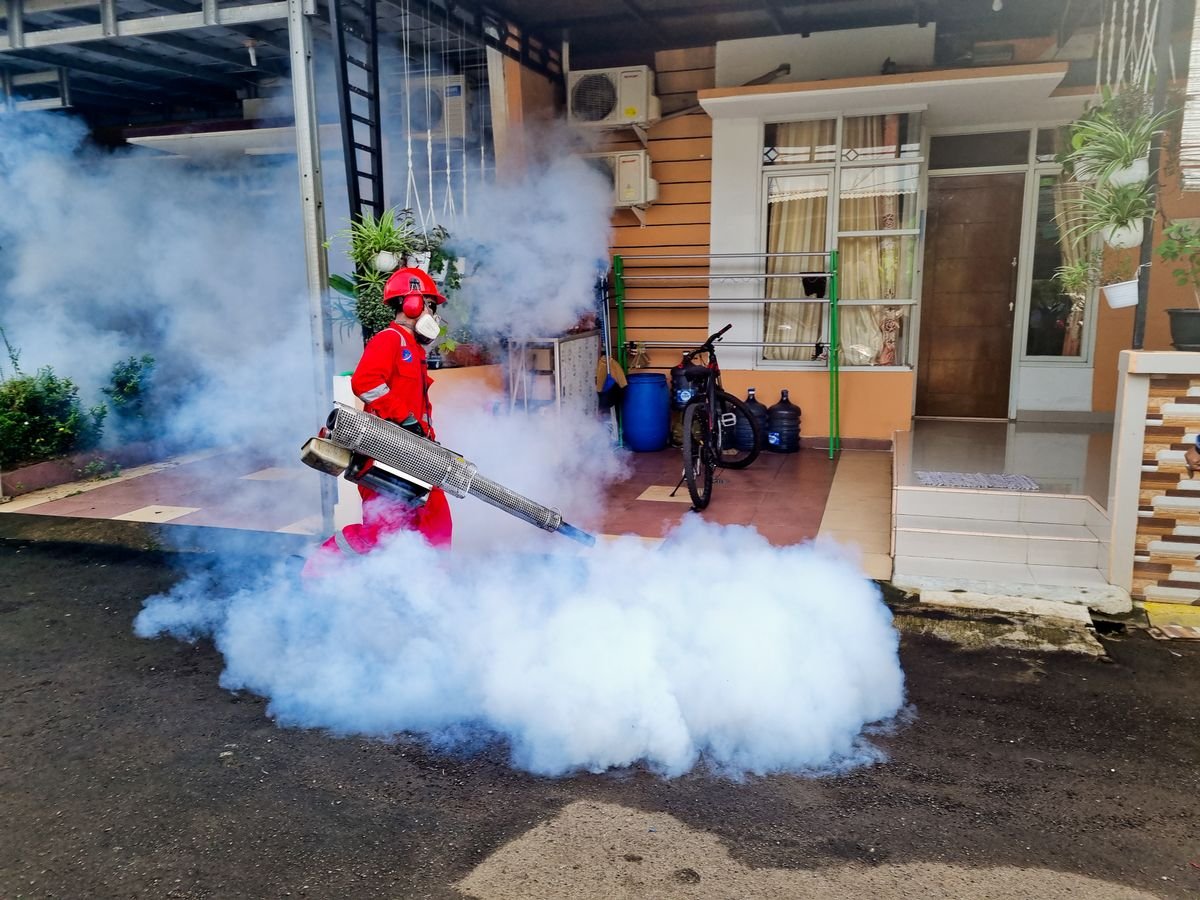 Técnico de control de plagas realizando una fumigación