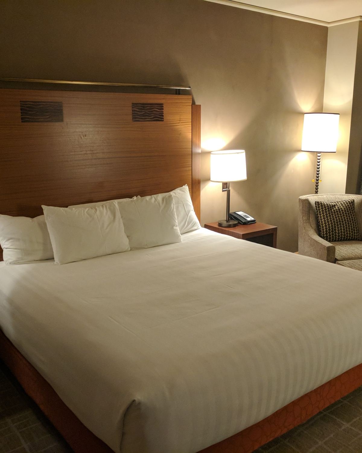 Cama con colchón y ropa de cama en un dormitorio