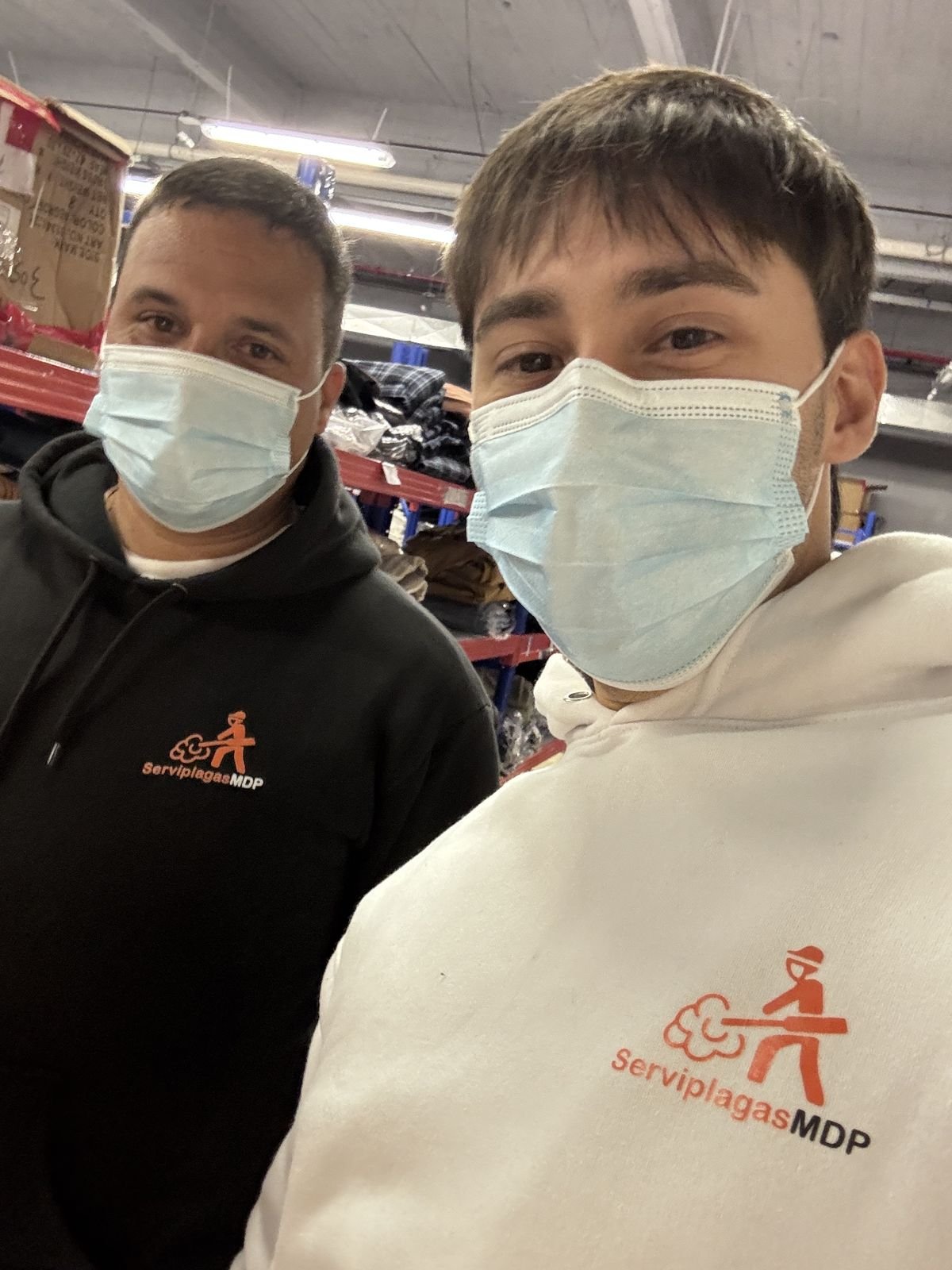 Dos integrantes del equipo de ServiplagasMDP con buzos de la empresa y barbijo