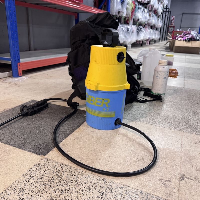 Pulverizador y productos de ServiplagasMDP listos para el tratamiento